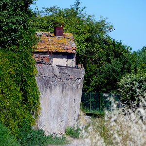 MAison et mur penché le long d'un chemin bucolique - France  - collection de photos clin d'oeil, catégorie paysages